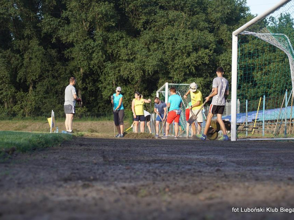 Luboński Klub Biegacza porządkuje stadion przy ulicy Rzecznej