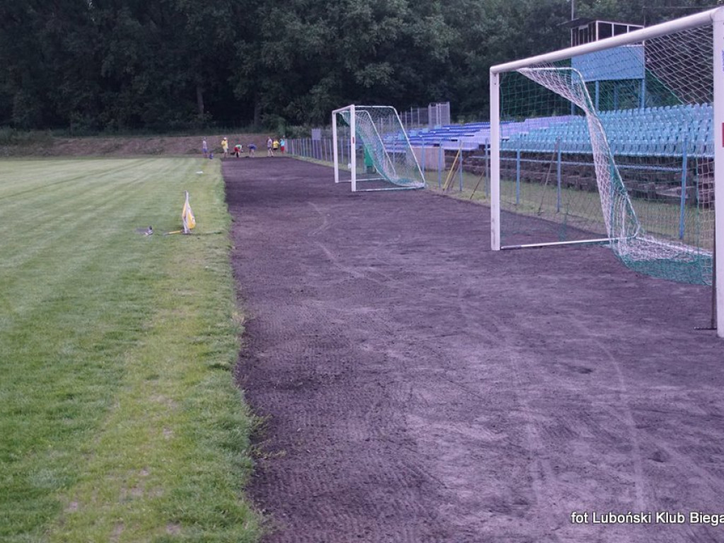 Luboński Klub Biegacza porządkuje stadion przy ulicy Rzecznej