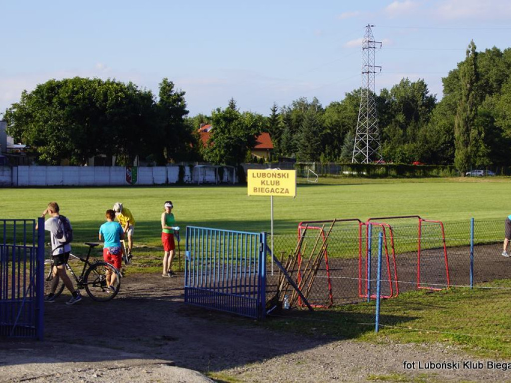 Luboński Klub Biegacza porządkuje stadion przy ulicy Rzecznej