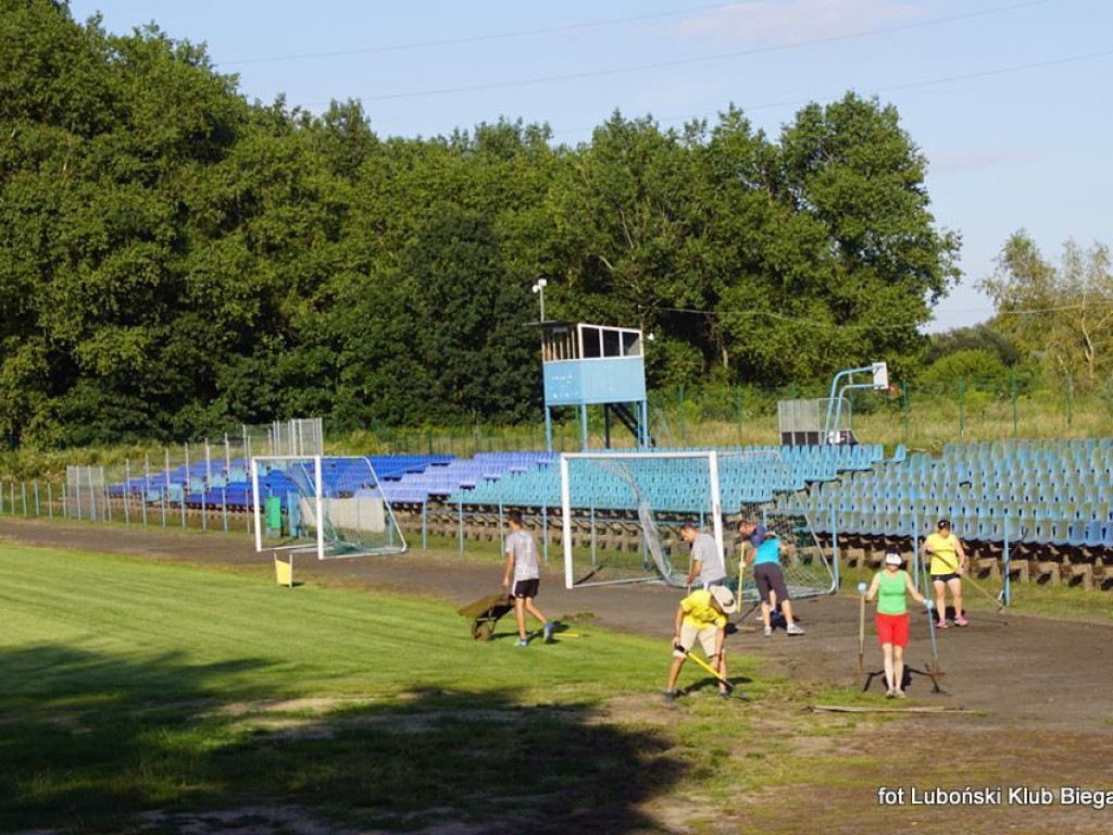 Luboński Klub Biegacza porządkuje stadion przy ulicy Rzecznej