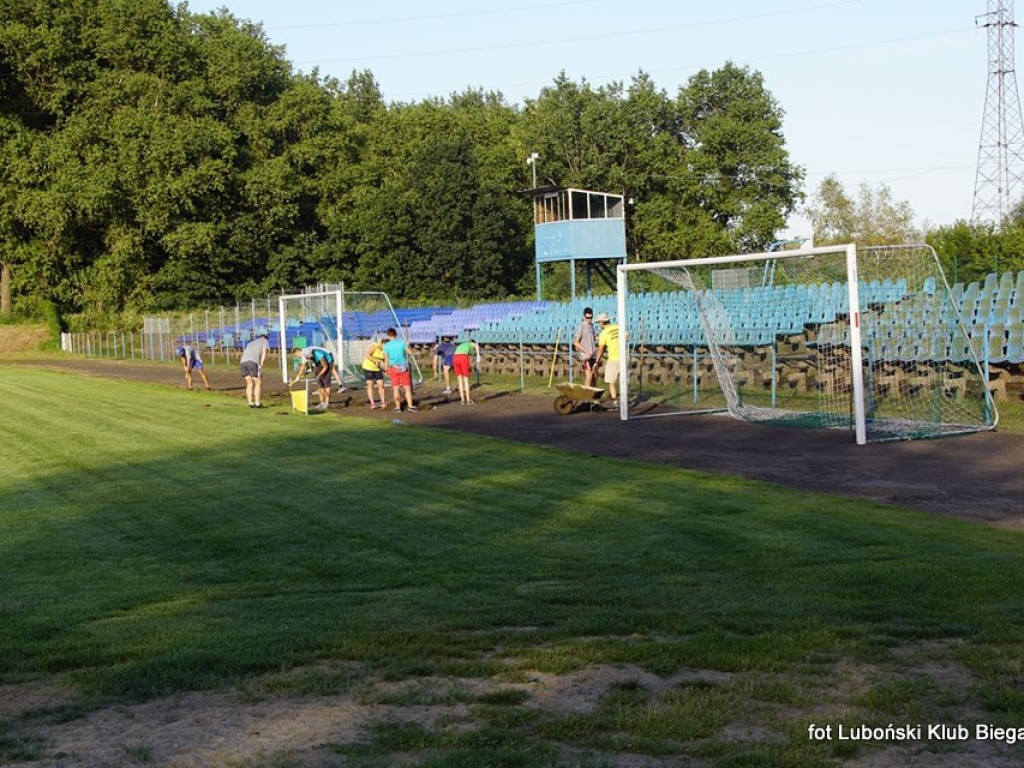 Luboński Klub Biegacza porządkuje stadion przy ulicy Rzecznej