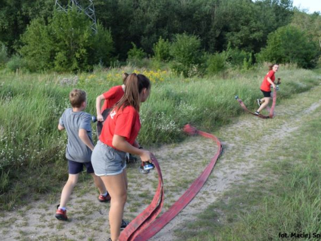 Młodzież ćwiczyła na wale przy ulicy Rzecznej