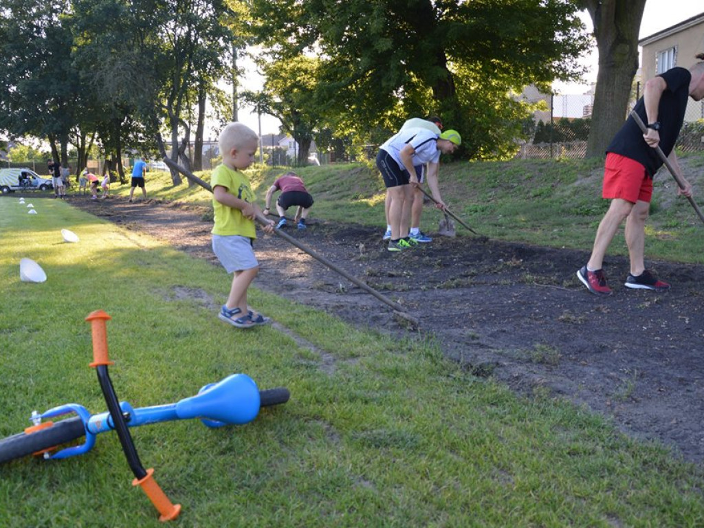 Luboński Klub Biegacza sprząta bieżnię na ulicy Rzecznej