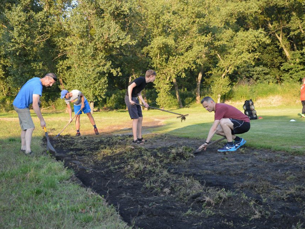 Luboński Klub Biegacza sprząta bieżnię na ulicy Rzecznej