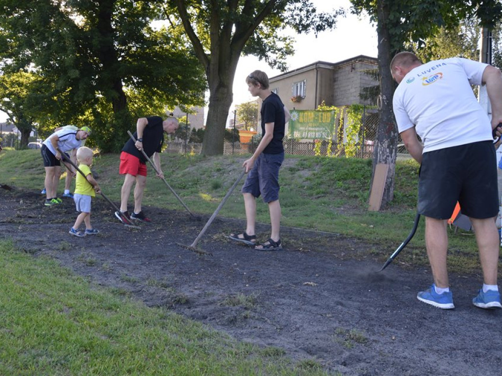Luboński Klub Biegacza sprząta bieżnię na ulicy Rzecznej