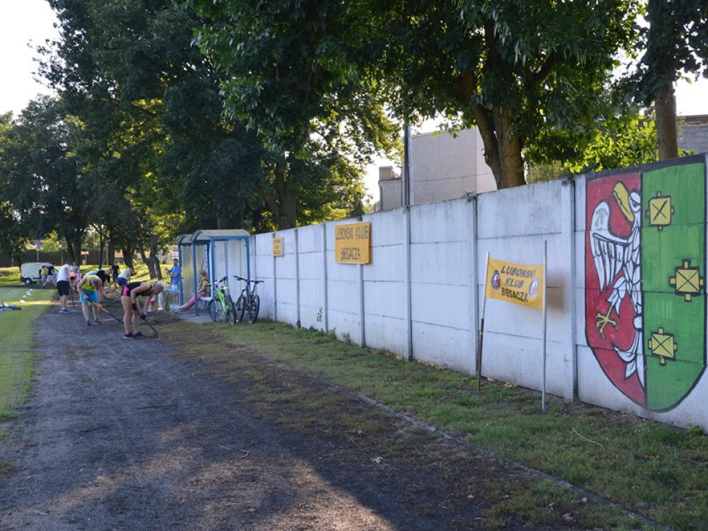 Luboński Klub Biegacza sprząta bieżnię na ulicy Rzecznej