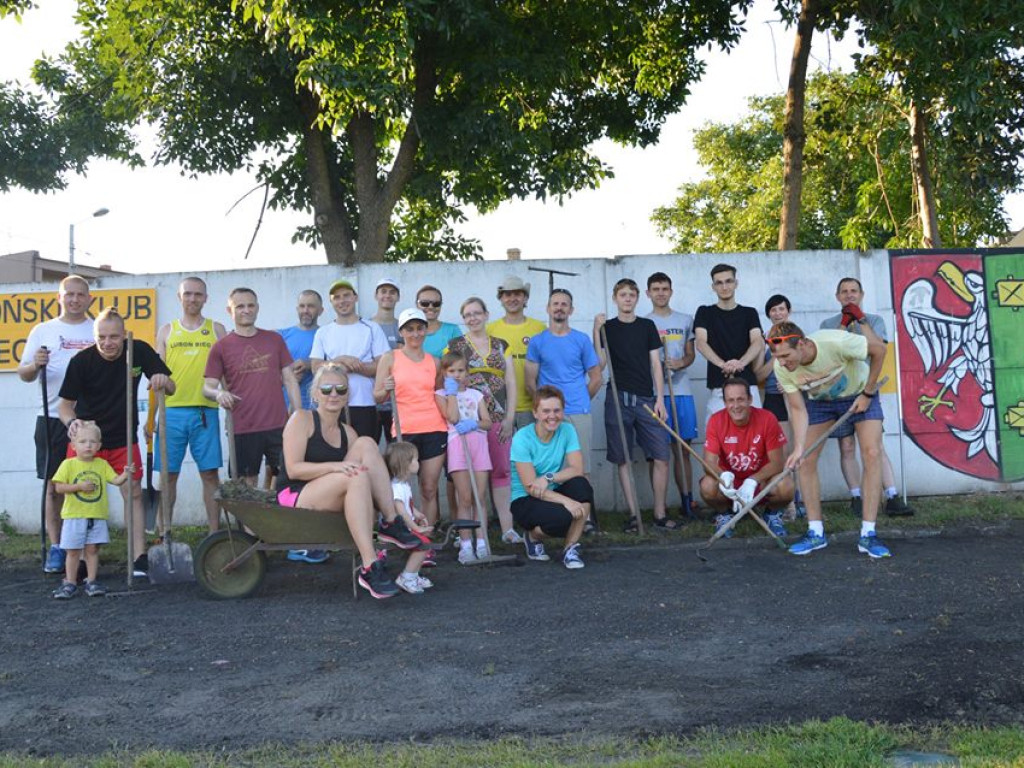 Luboński Klub Biegacza sprząta bieżnię na ulicy Rzecznej