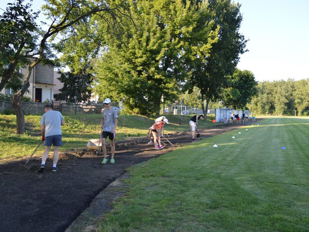Luboński Klub Biegacza sprząta bieżnię na ulicy Rzecznej