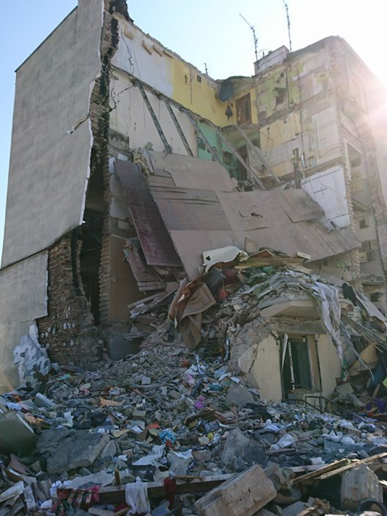 Na Dębcu zawaliła się 4-kondygnacyjna kamienic. Potrzebna pomoc! [AKTUALIZACJA]