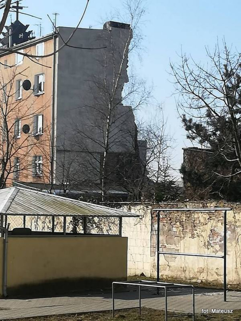 Na Dębcu zawaliła się 4-kondygnacyjna kamienic. Potrzebna pomoc! [AKTUALIZACJA]