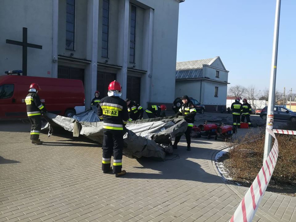 Na Dębcu zawaliła się 4-kondygnacyjna kamienic. Potrzebna pomoc! [AKTUALIZACJA]