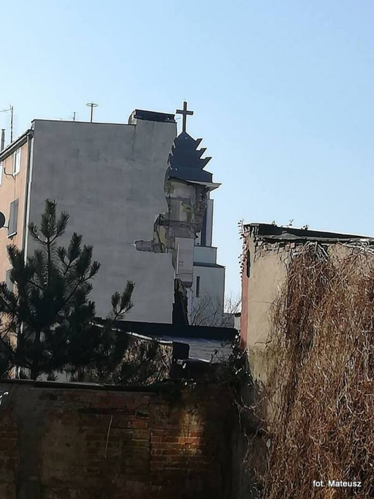 Na Dębcu zawaliła się 4-kondygnacyjna kamienic. Potrzebna pomoc! [AKTUALIZACJA]