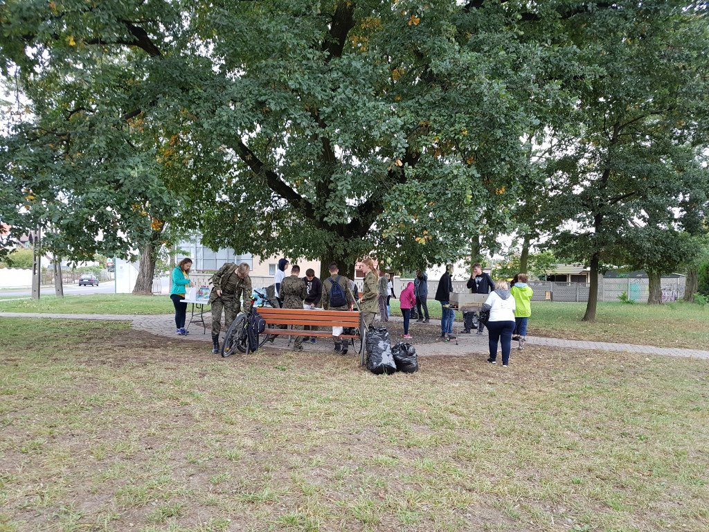 Kandydaci na radnych, burmistrza i wójta sprzątali świat