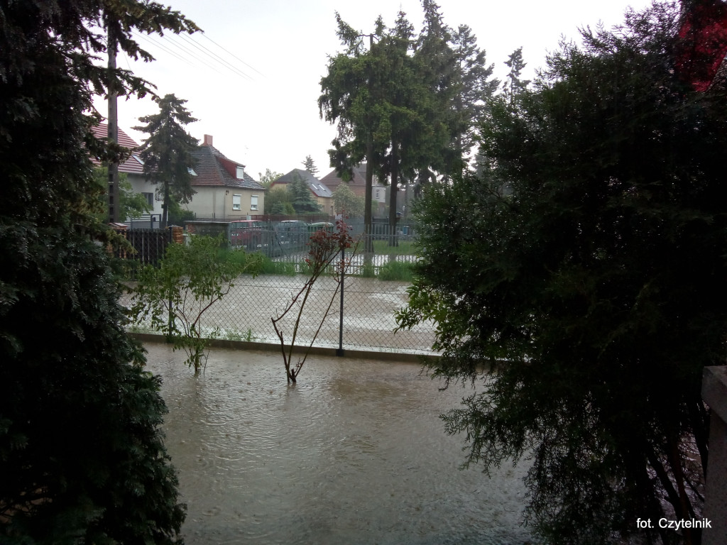 Dramatyczna sytuacja po opadach deszczu na ulicy Okrzei - list do redakcji [odpowiedź z UML]