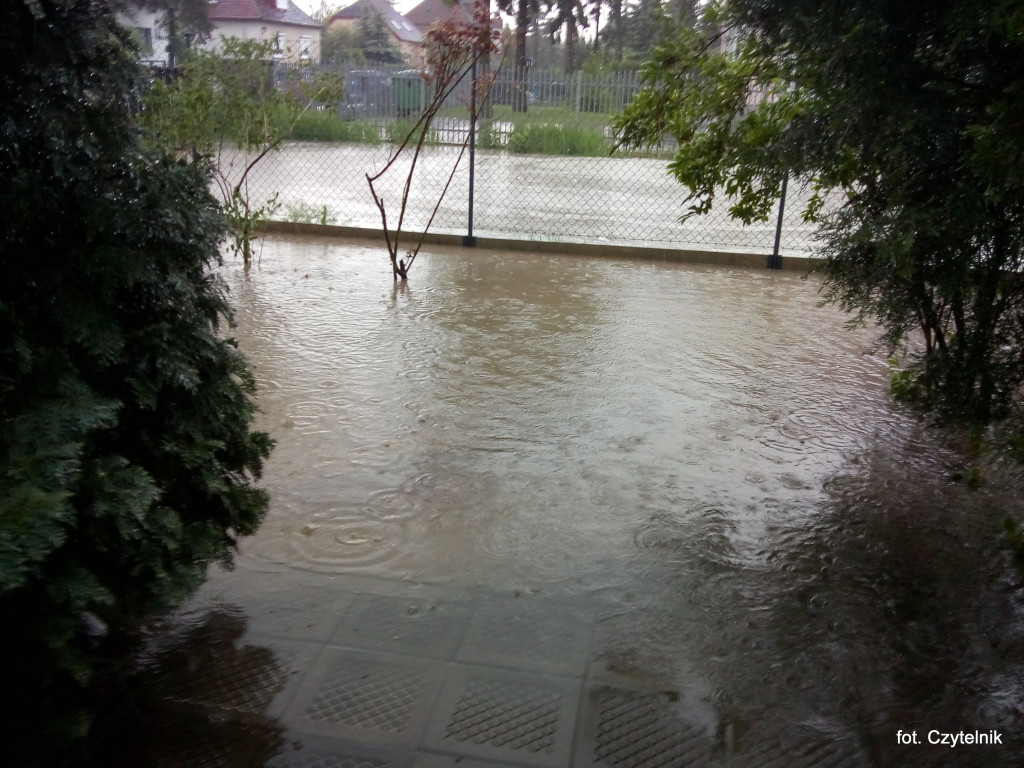 Dramatyczna sytuacja po opadach deszczu na ulicy Okrzei - list do redakcji [odpowiedź z UML]