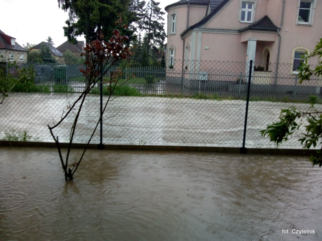 Dramatyczna sytuacja po opadach deszczu na ulicy Okrzei - list do redakcji [odpowiedź z UML]