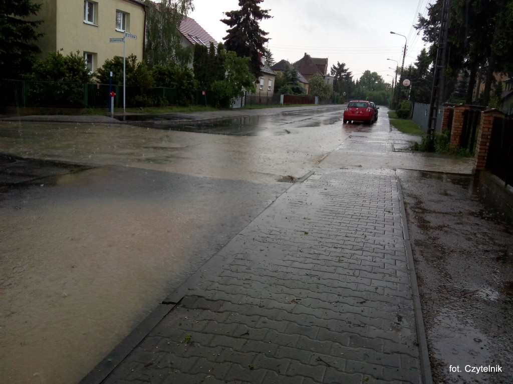 Dramatyczna sytuacja po opadach deszczu na ulicy Okrzei - list do redakcji [odpowiedź z UML]