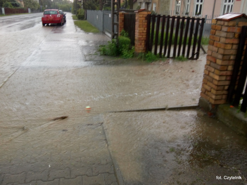 Dramatyczna sytuacja po opadach deszczu na ulicy Okrzei - list do redakcji [odpowiedź z UML]