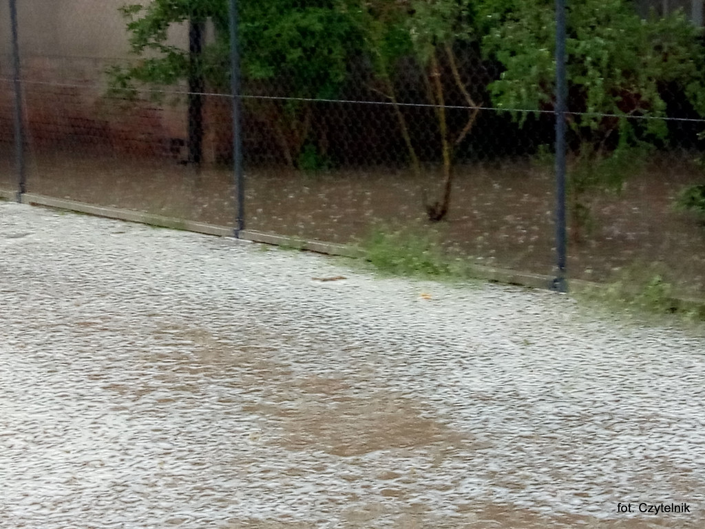 Dramatyczna sytuacja po opadach deszczu na ulicy Okrzei - list do redakcji [odpowiedź z UML]