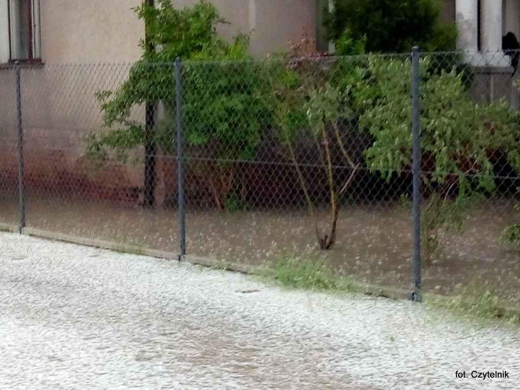 Dramatyczna sytuacja po opadach deszczu na ulicy Okrzei - list do redakcji [odpowiedź z UML]