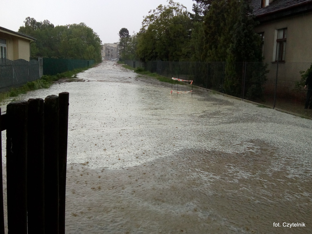 Dramatyczna sytuacja po opadach deszczu na ulicy Okrzei - list do redakcji [odpowiedź z UML]
