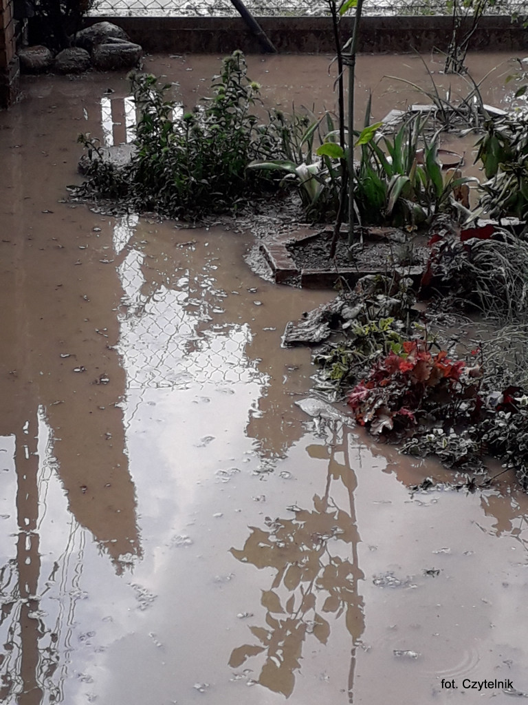 Dramatyczna sytuacja po opadach deszczu na ulicy Okrzei - list do redakcji [odpowiedź z UML]