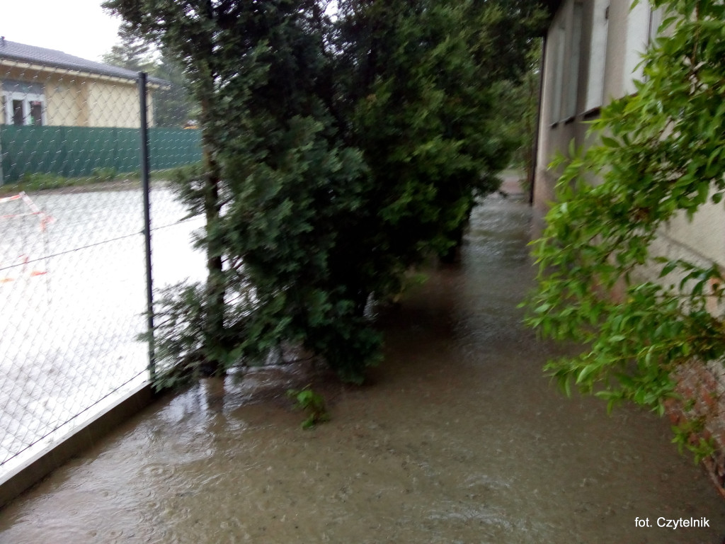 Dramatyczna sytuacja po opadach deszczu na ulicy Okrzei - list do redakcji [odpowiedź z UML]