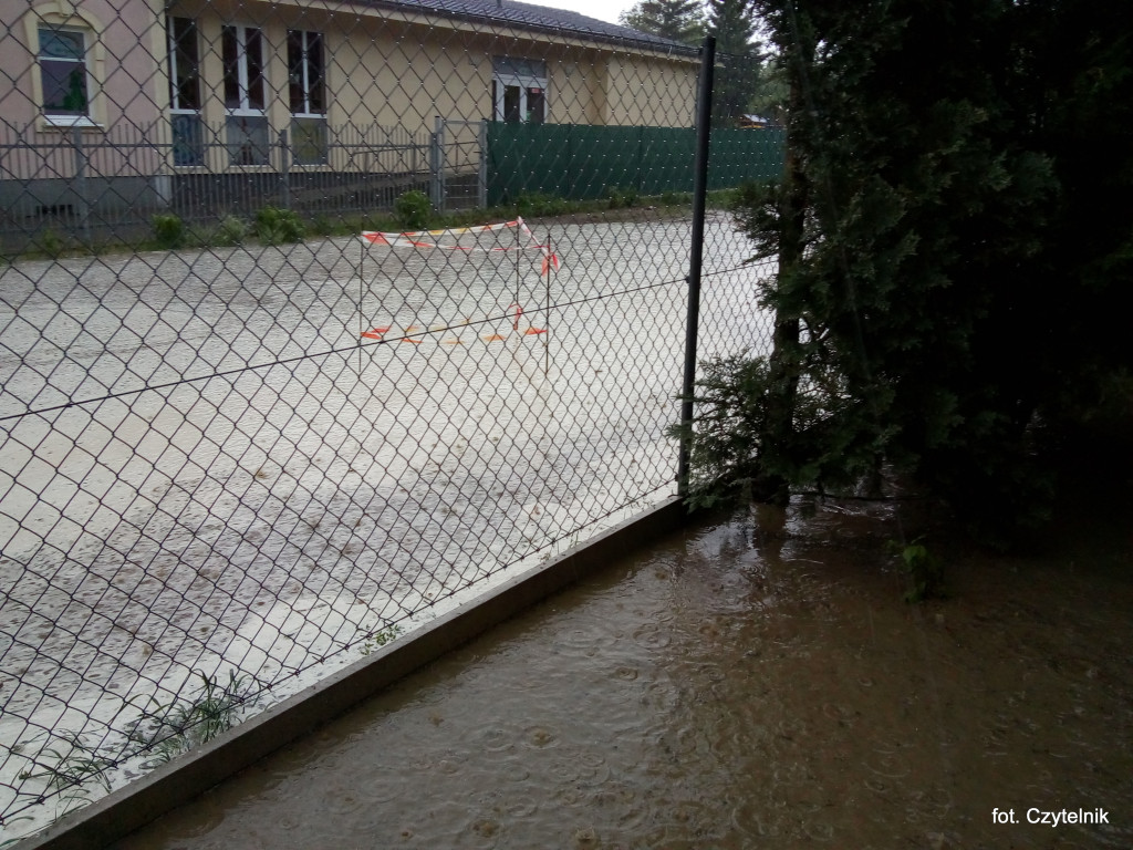 Dramatyczna sytuacja po opadach deszczu na ulicy Okrzei - list do redakcji [odpowiedź z UML]