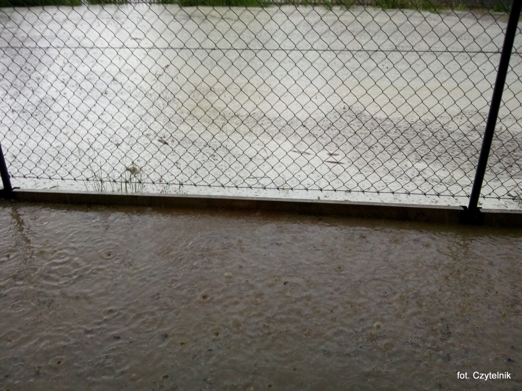 Dramatyczna sytuacja po opadach deszczu na ulicy Okrzei - list do redakcji [odpowiedź z UML]