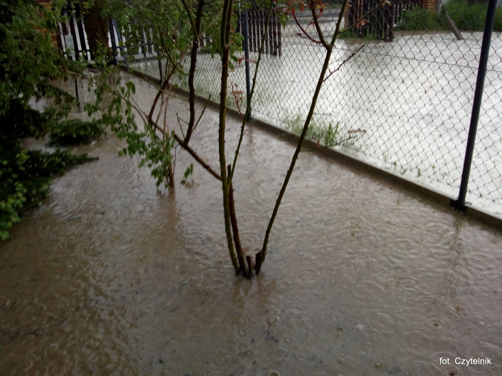 Dramatyczna sytuacja po opadach deszczu na ulicy Okrzei - list do redakcji [odpowiedź z UML]