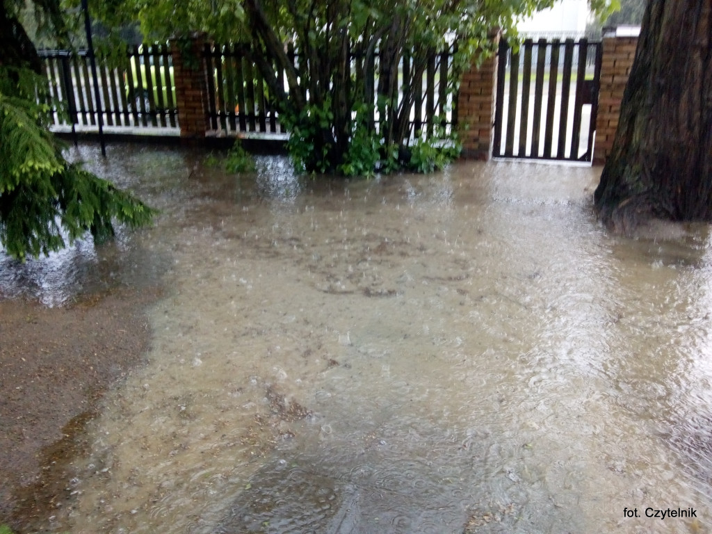 Dramatyczna sytuacja po opadach deszczu na ulicy Okrzei - list do redakcji [odpowiedź z UML]