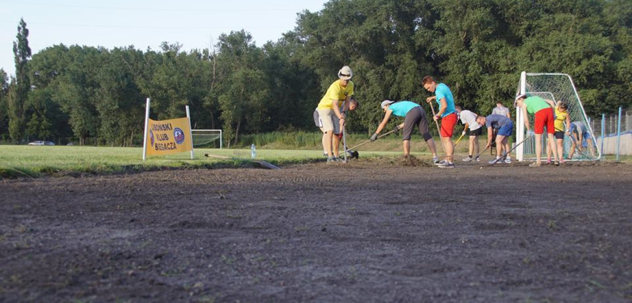 Luboński Klub Biegacza porządkuje stadion przy ulicy Rzecznej