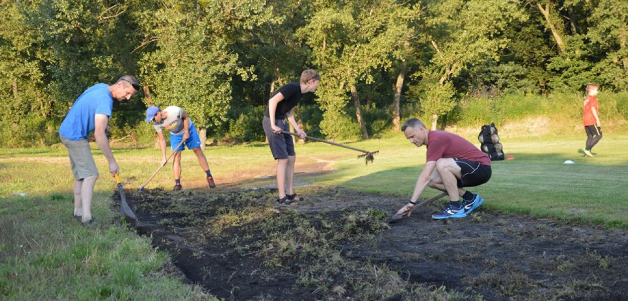 Luboński Klub Biegacza sprząta bieżnię na ulicy Rzecznej