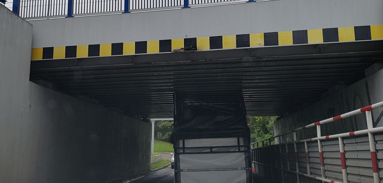 Samochód "ugrzązł" pod wiaduktem na ulicy Powstańców Wielkopolskich