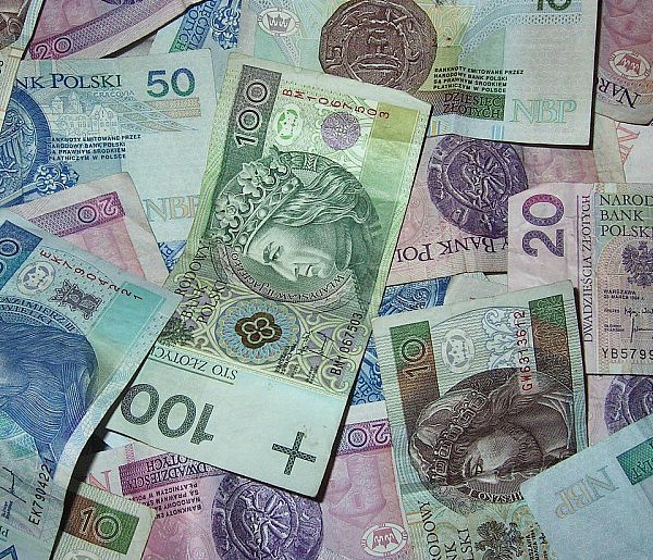 Przez lata dostawali zaniżoną emeryturę. Przełom dla tysięcy seniorów-25752