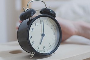 Kiedy cofamy zegarki? Tym razem zimowy czas przyjdzie prędzej-25928