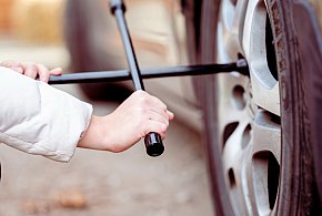 Z pozoru drobiazg, a może skończyć się tragedią. Urząd ostrzega kierowców-26276