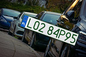 Tablice z zielonymi napisami na kolejnych autach. Nie chodzi o "elektryki"-26532