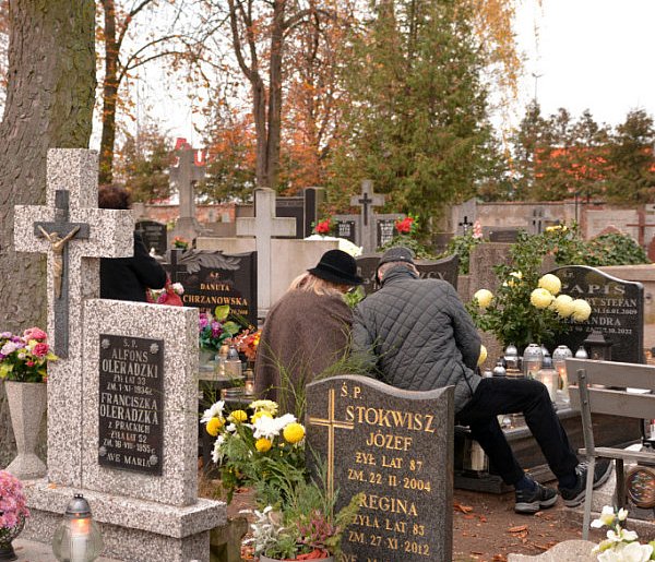 Savoir-vivre na 1 listopada. Jak się zachować podczas wizyty na cmentarzu?-26228