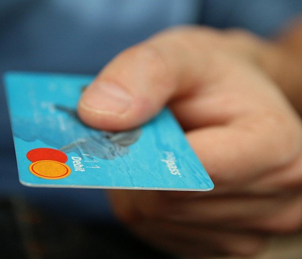 Fiskus skontroluje płatności kartą Polaków? Resort zabiera głos-26328