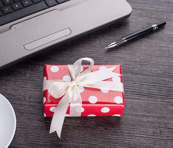 Świąteczna paczka może stać się problemem. Skarbówka patrzy z ukrycia-26397